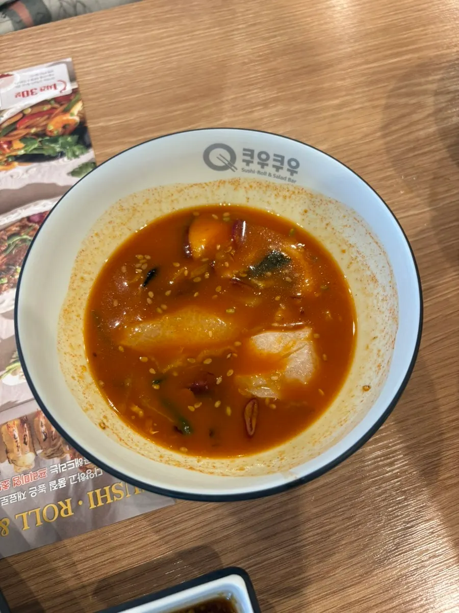 새우찜과 간장게장을 담은 접시
