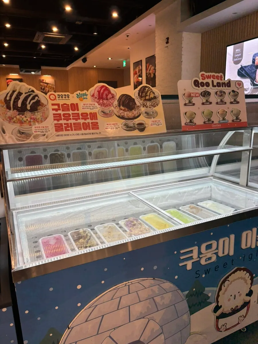 와플과 과일, 베이커리가 놓인 디저트 코너