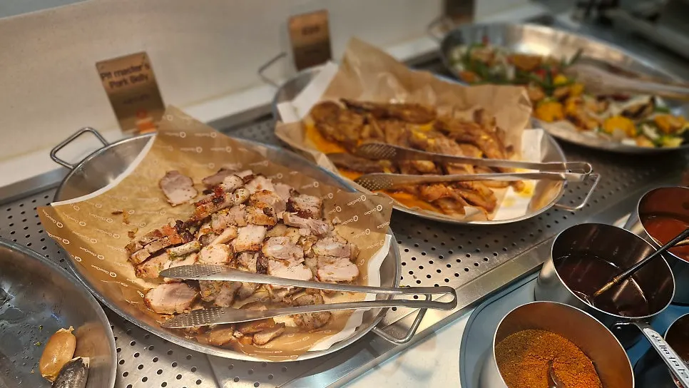 만석에 가까운 쿠우쿠우 춘천점 홀