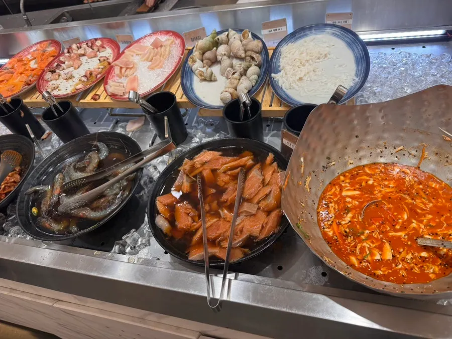 접시에 담아 온 초밥 한 접시