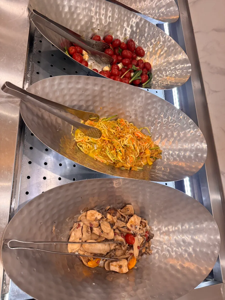 커피와 함께 마무리한 디저트 접시