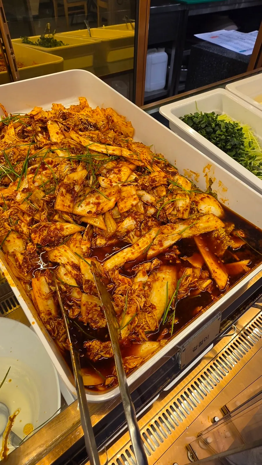 쫄면과 겉절이가 놓인 코너