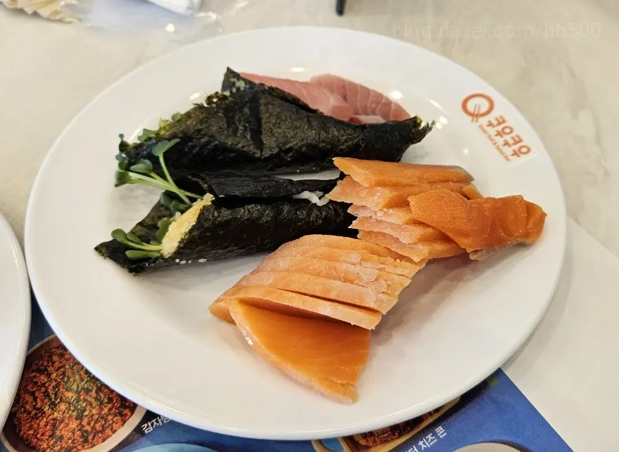 Food laid out on the table at KuuKuu Gold Bupyeong Branch