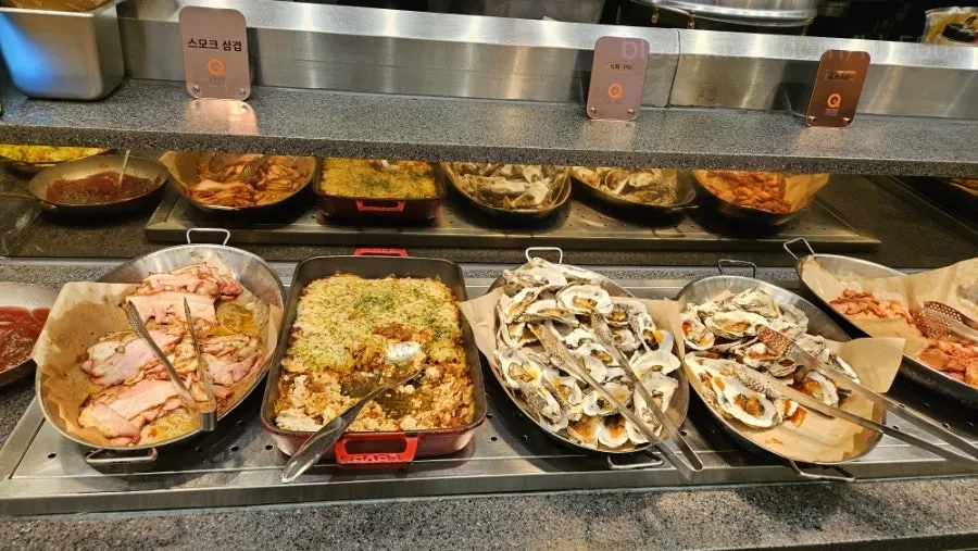 Wide shot of the buffet at KuuKuu Gold Bupyeong Branch