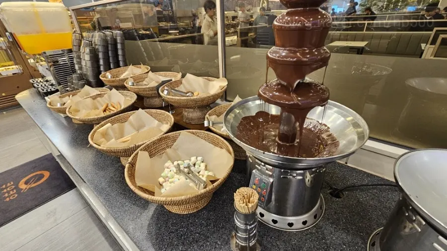 Interior of the buffet at KuuKuu Gold Bupyeong Branch