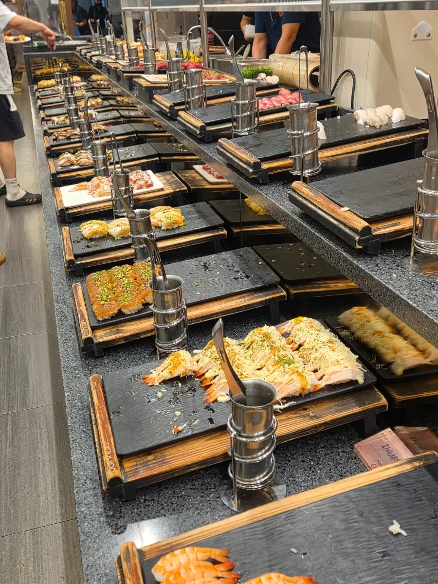 Sushi corner with gunkan and rolls