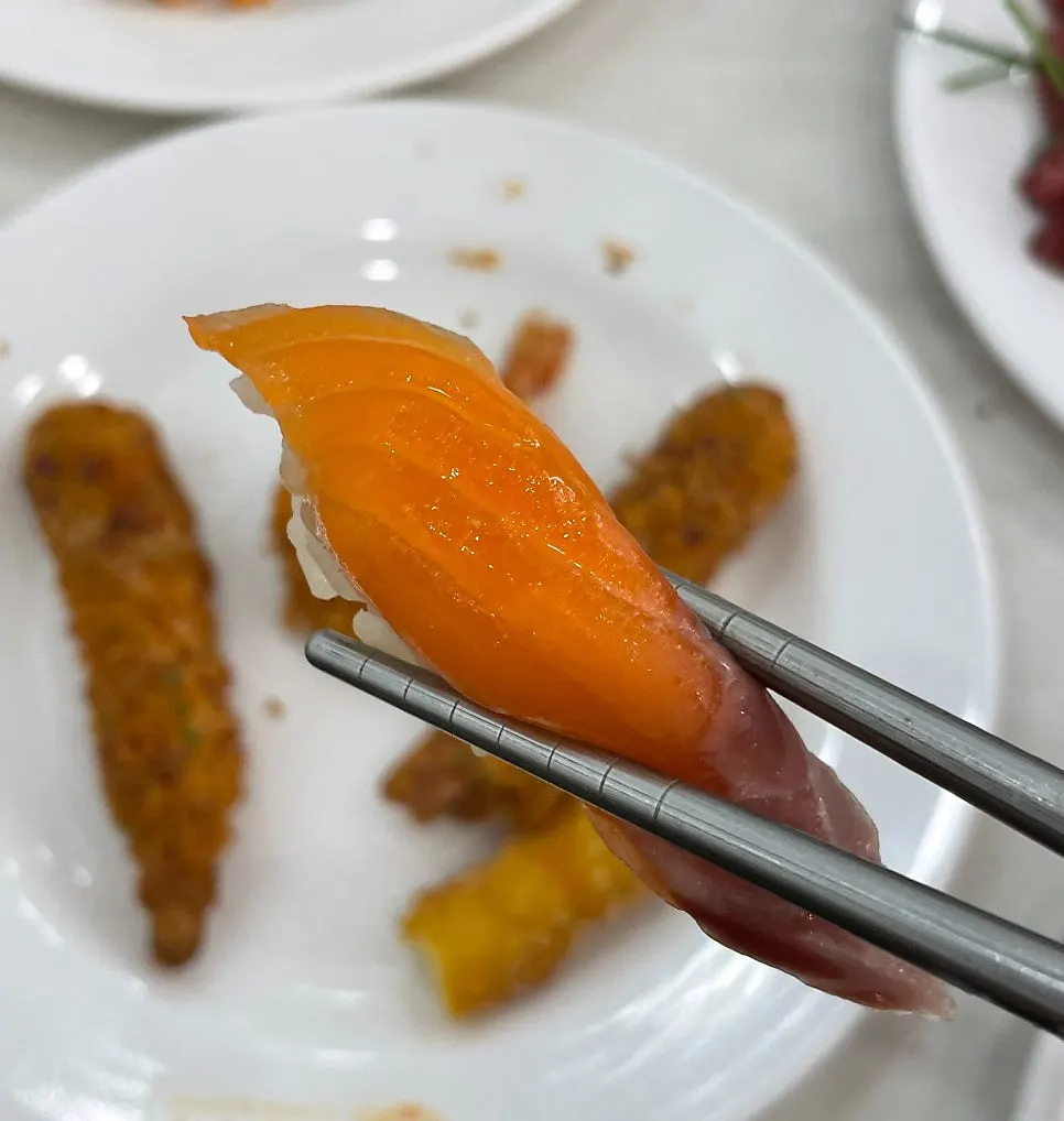 Salmon sushi topped with thick-cut salmon