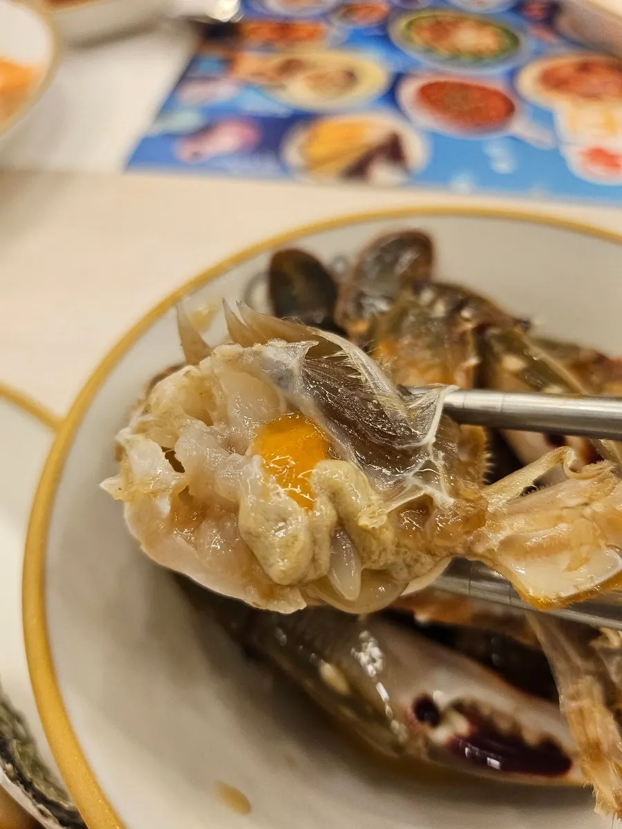 자동문 온열 음식장에 보관된 따뜻한 요리