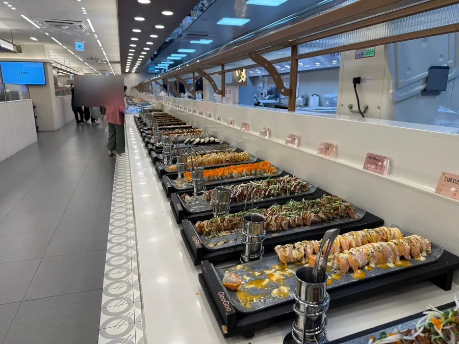 Sashimi corner with tuna belly and smoked salmon