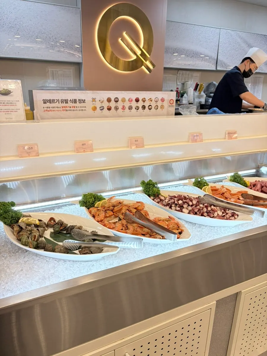 Sushi counter with gunkan and roll varieties