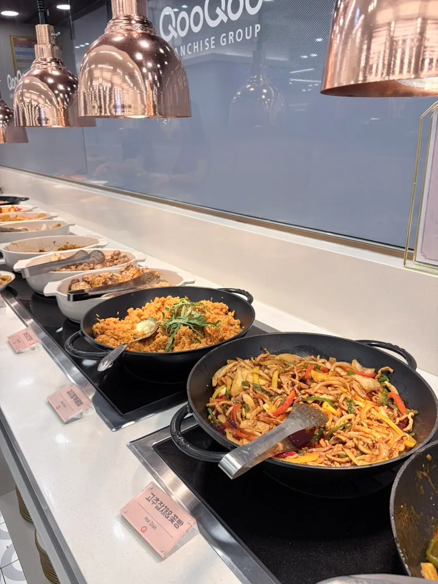 Hot food corner with pasta and fried dishes