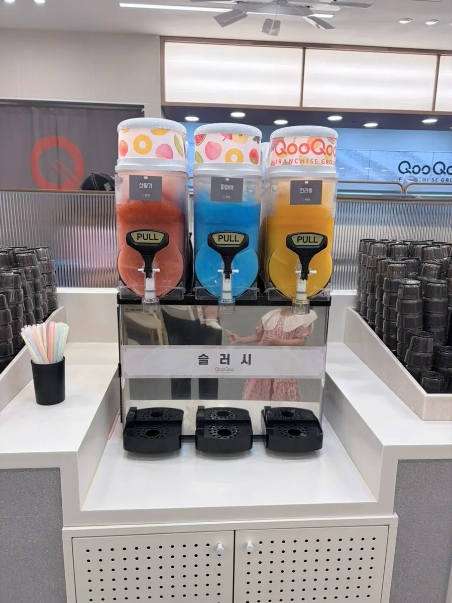 Drink corner with slushie and juice machines