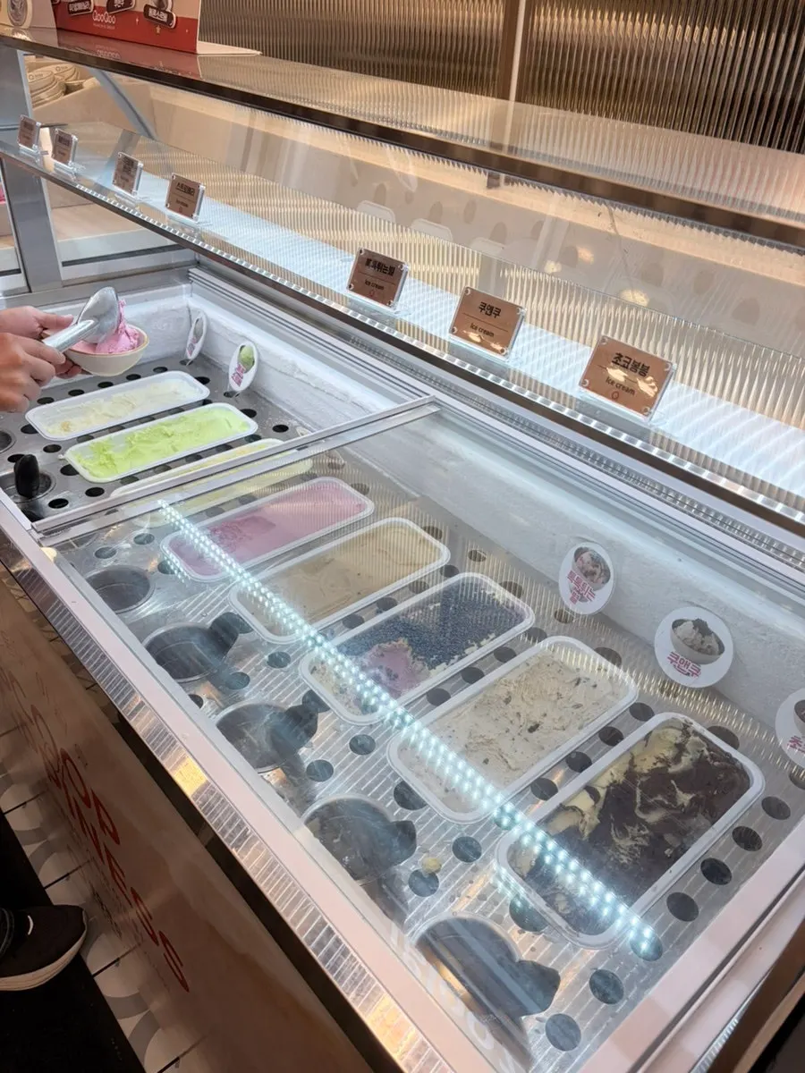 Ice cream corner display case