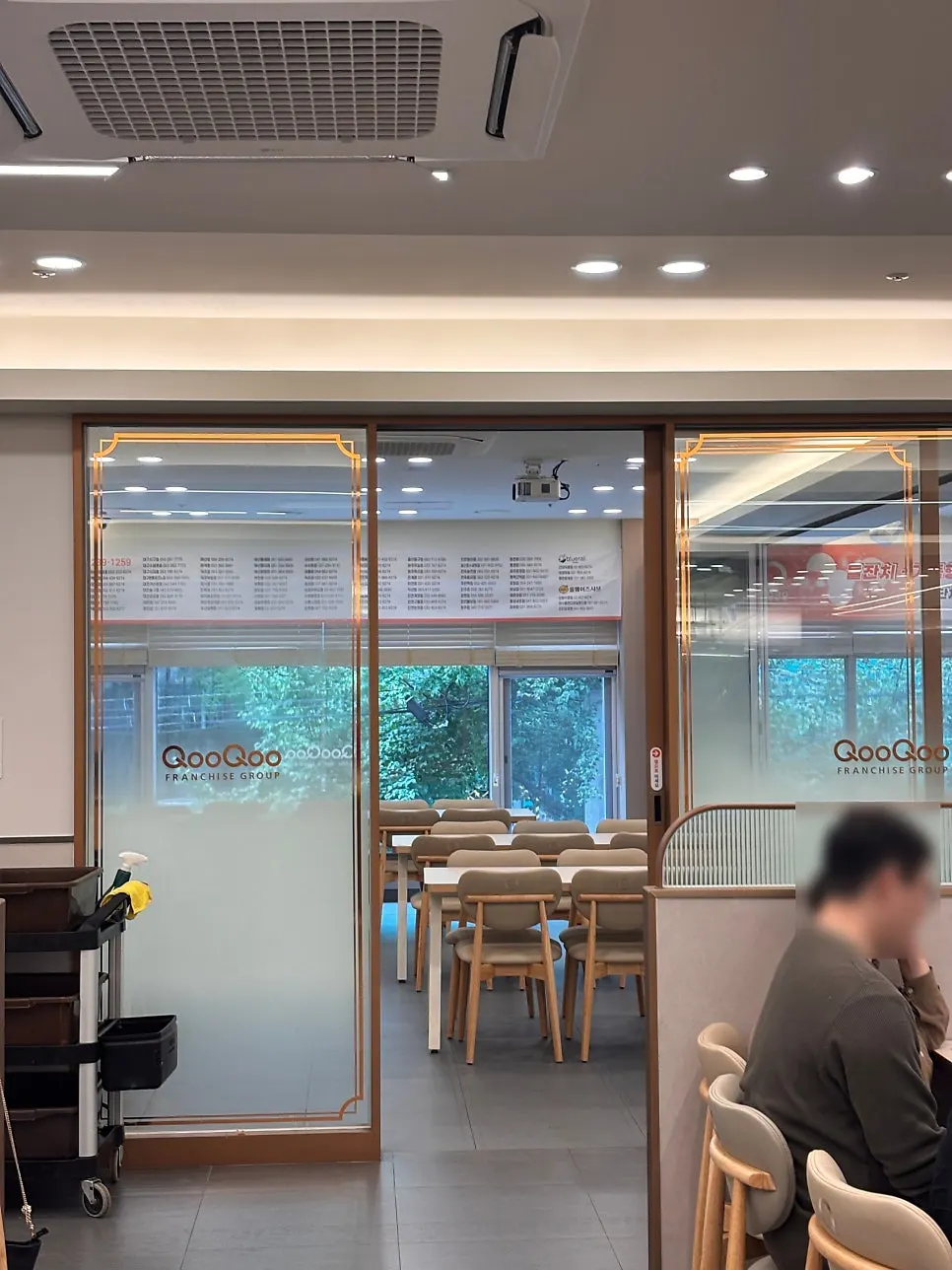 평일 점심 손님이 많은 뷔페 홀 전경