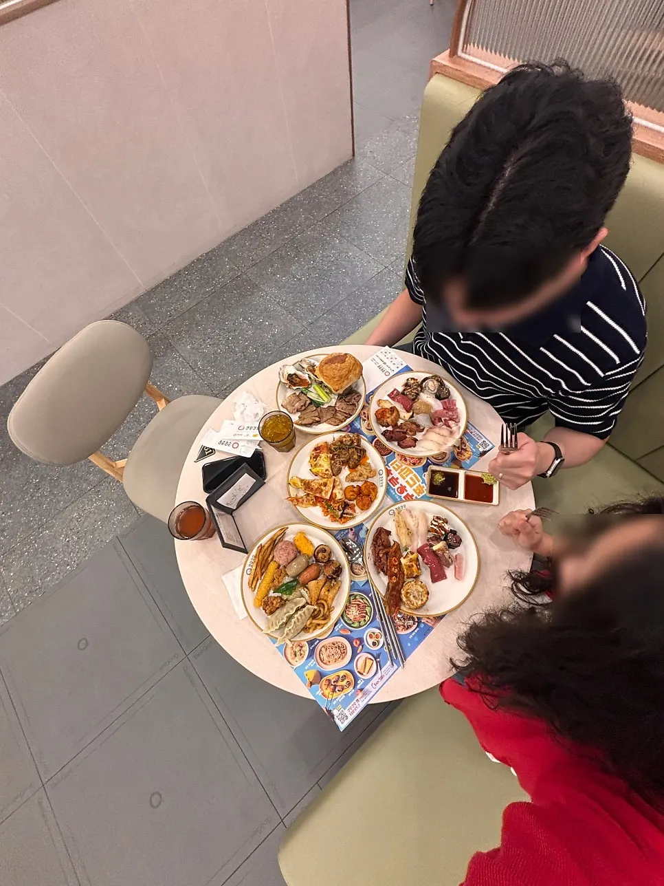 초밥과 중식을 한가득 담아온 접시