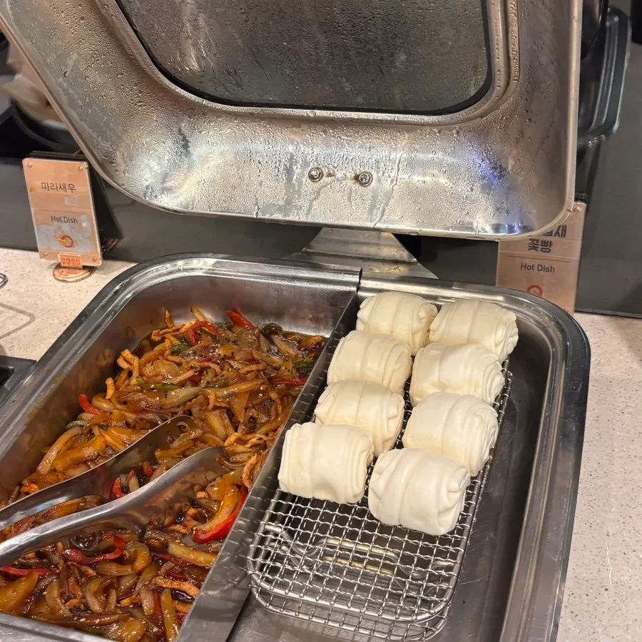 접시에 담은 마라새우와 연근