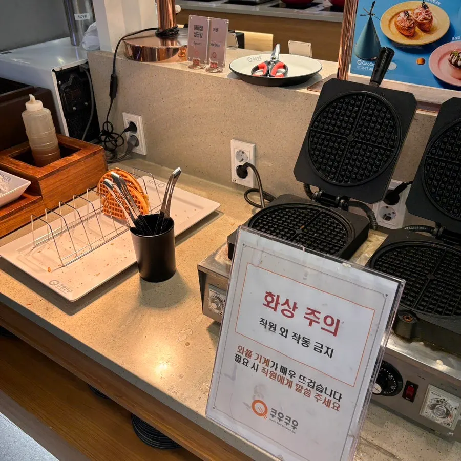 과일과 케이크가 놓인 디저트 코너