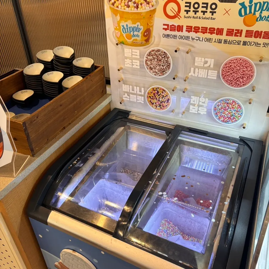 생크림 올린 와플 디저트 접시