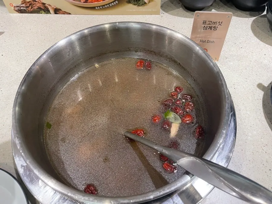 摆放着奶油虾和辣味虾的热食线