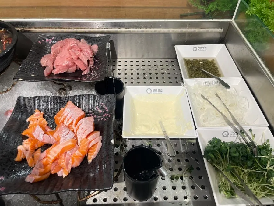 摆放着生鱼片和生鱼片凉汤的区域