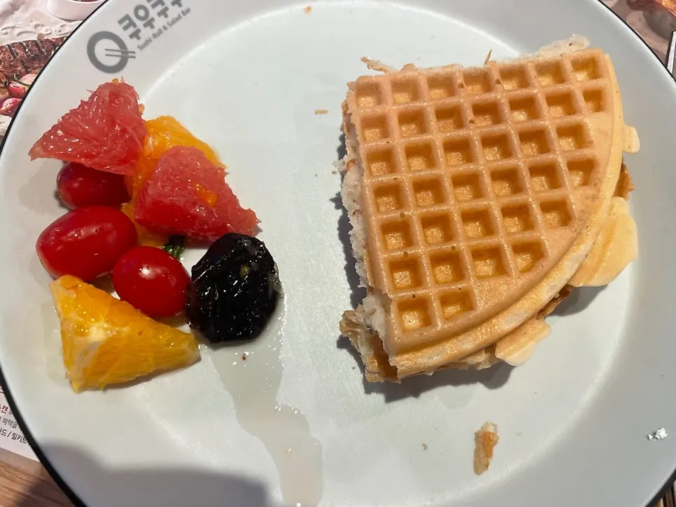 个头很大的芒果和华夫饼