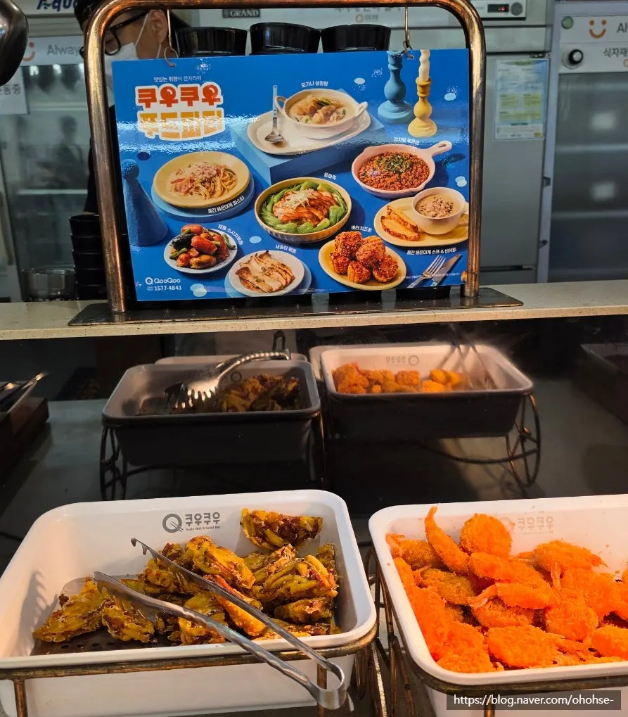 석화찜과 양갈비가 놓인 뷔페 코너