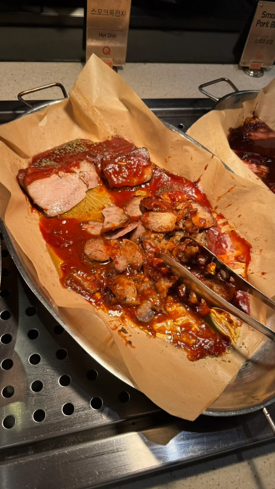 윙봉과 양갈비구이가 놓인 따뜻한 요리 코너