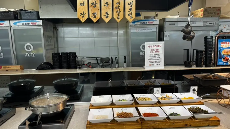 분식 메뉴가 놓인 뷔페 코너