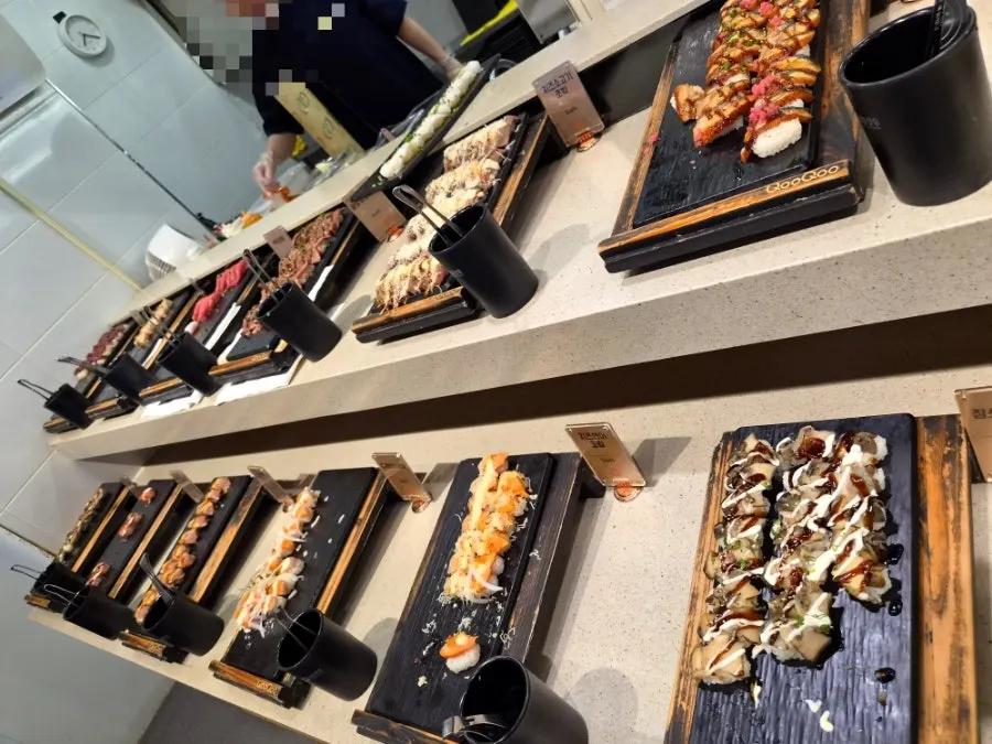 An overview of the buffet food stations at Kuu Kuu Nowon Branch