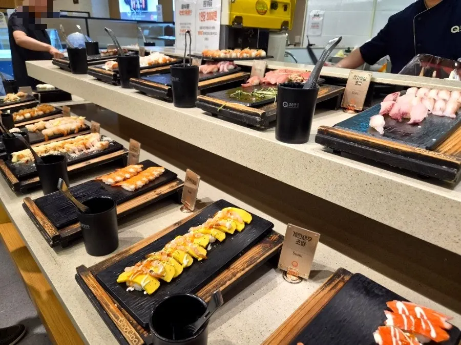 The sushi display case at Kuu Kuu Nowon Branch