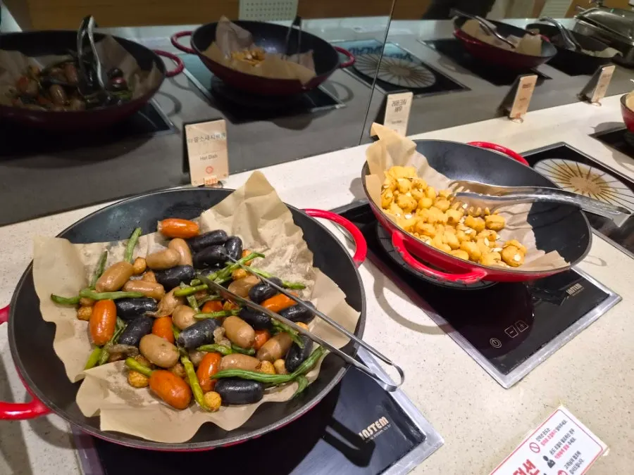 The made-to-order station with jjajangmyeon, jjamppong, udon, and cold buckwheat noodles