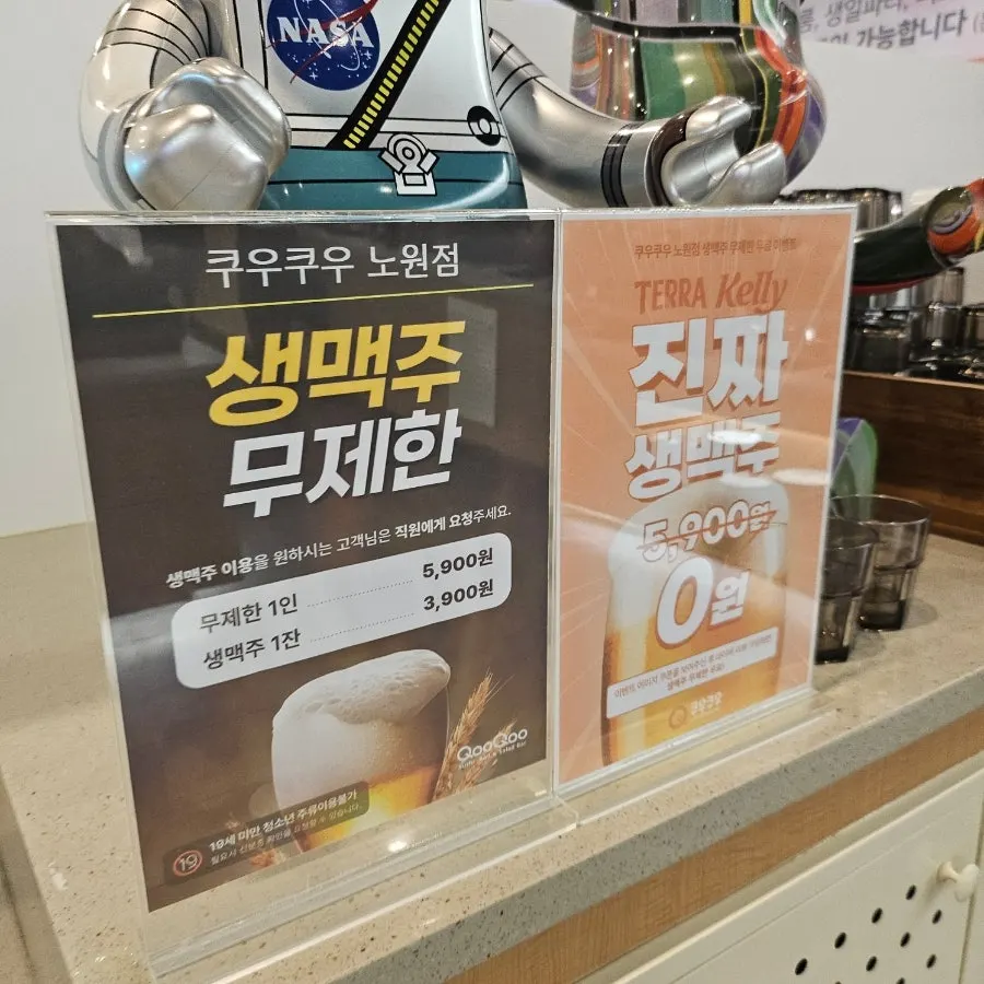 다양한 초밥과 롤이 담긴 접시