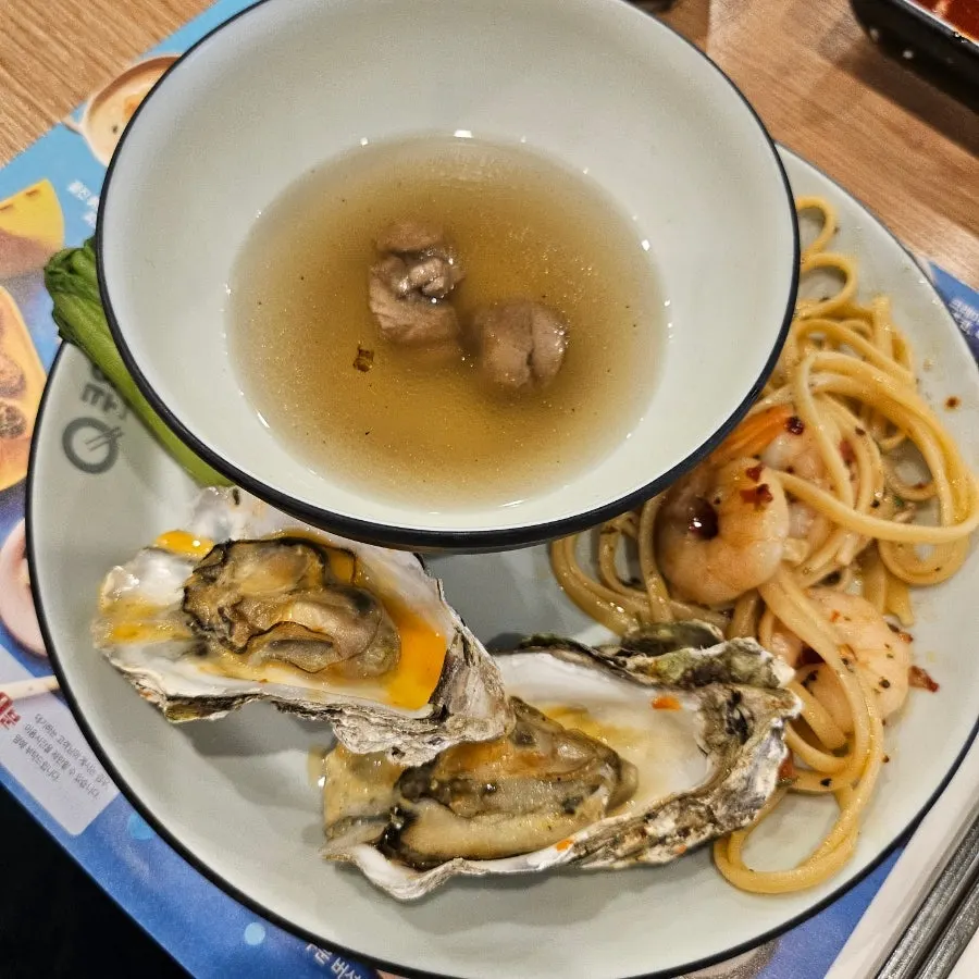 두 사람이 담아온 접시들