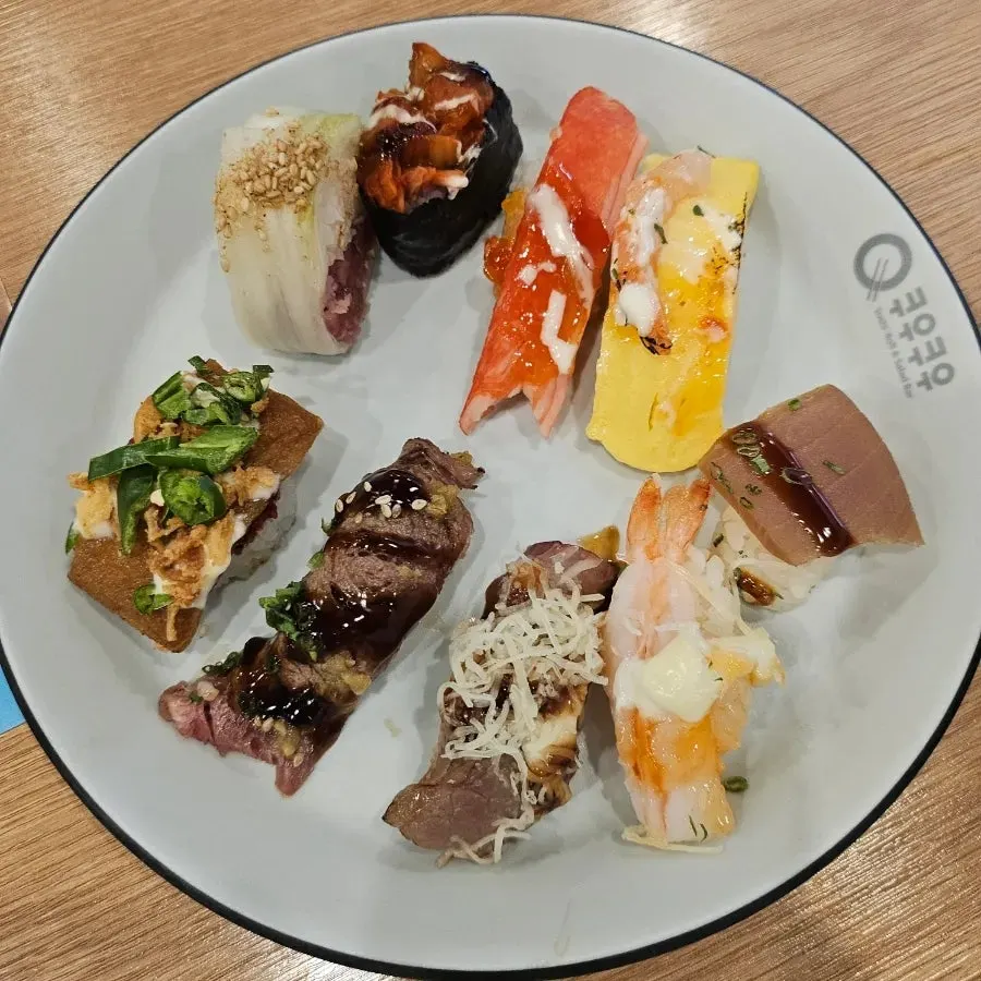 따뜻한 국물 요리와 초밥 접시