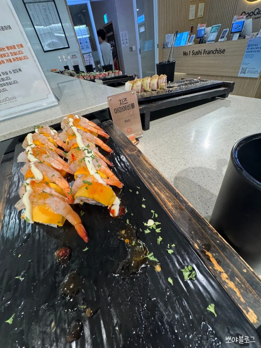 揚げ物とサラダが並ぶビュッフェコーナー