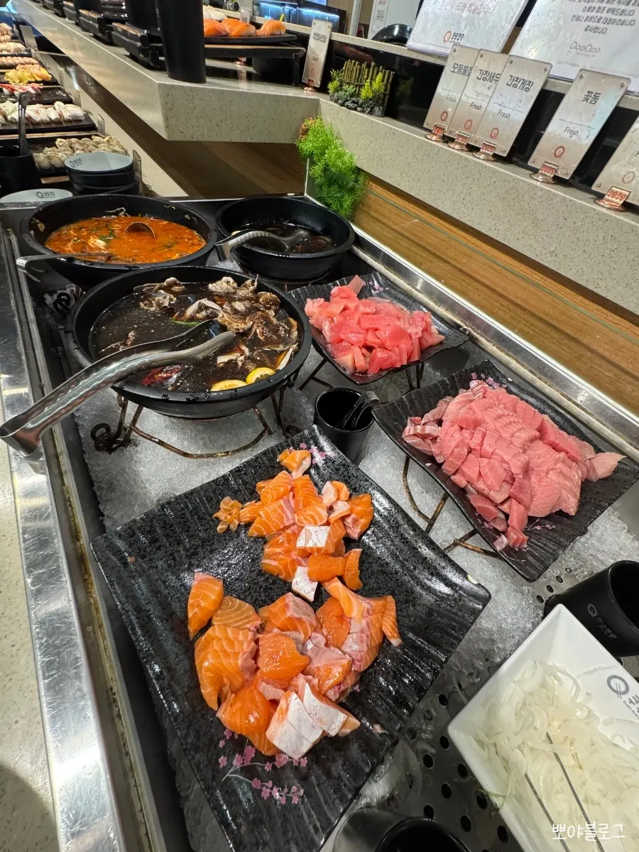 一皿目に盛った寿司と生サーモン