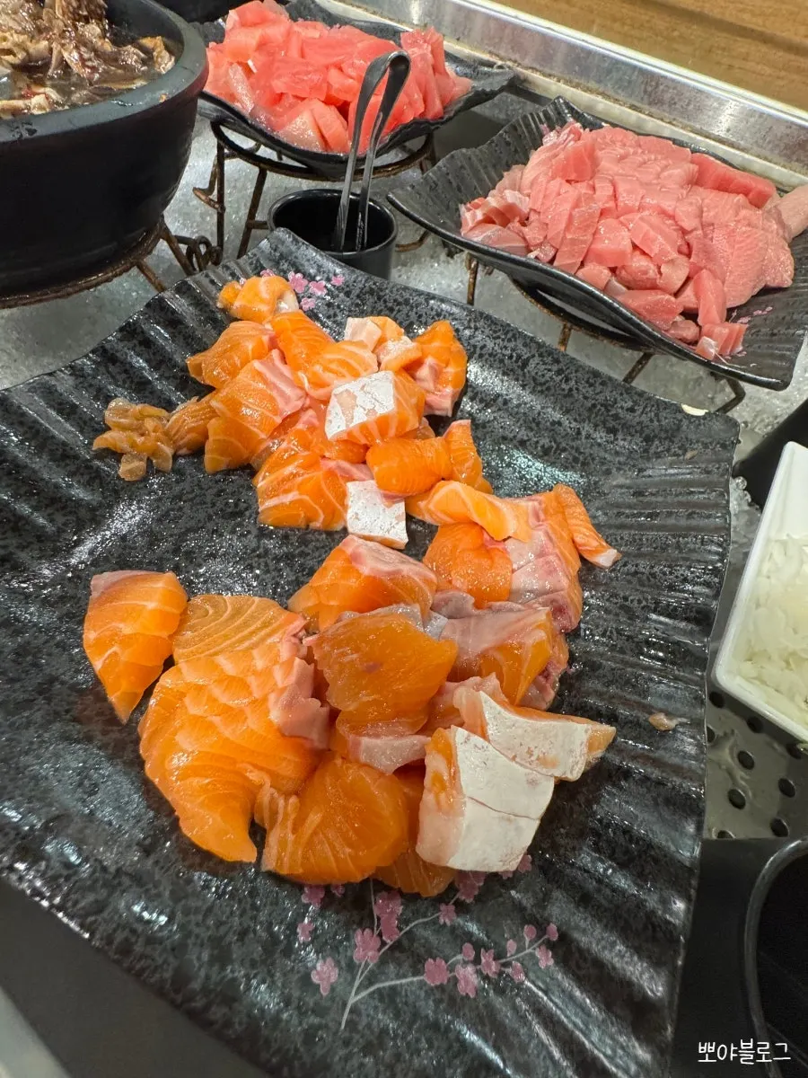 寿司と生サーモンを一緒に盛った皿