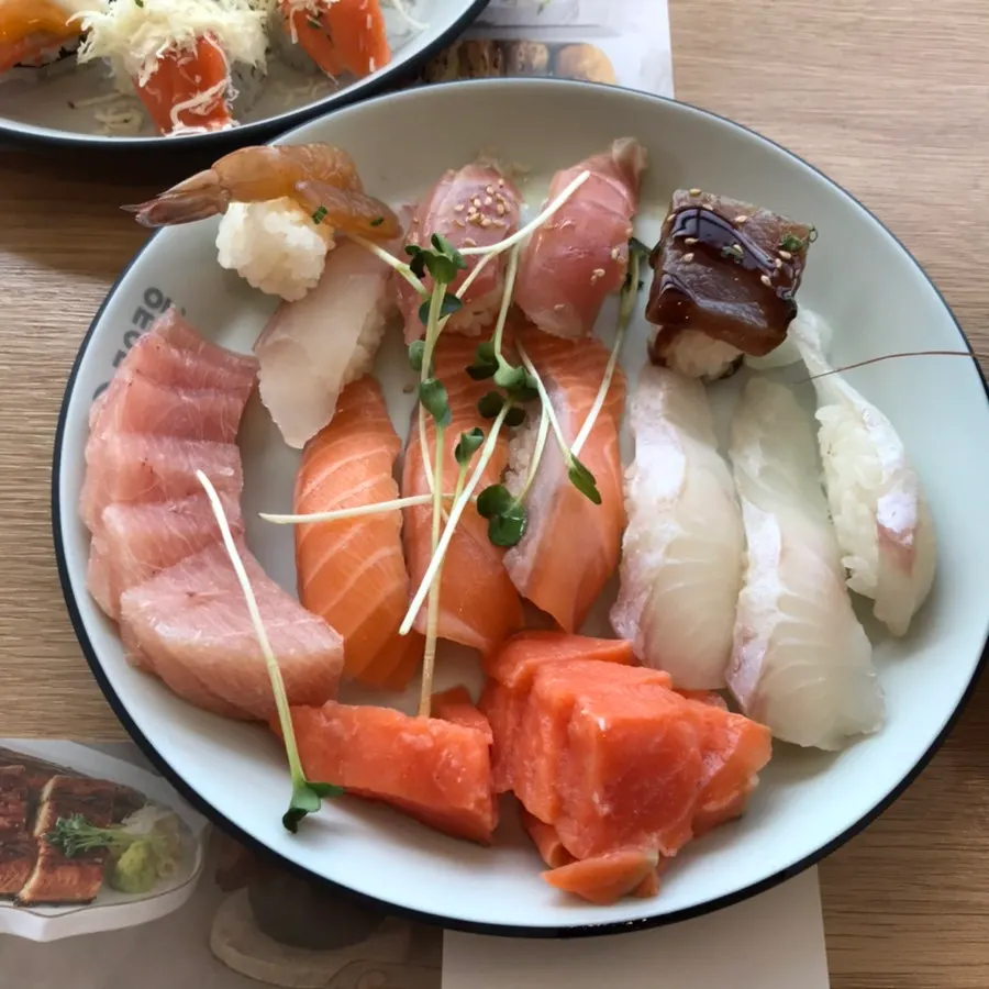접시에 담아온 쿠우쿠우 노원점 초밥 한 접시