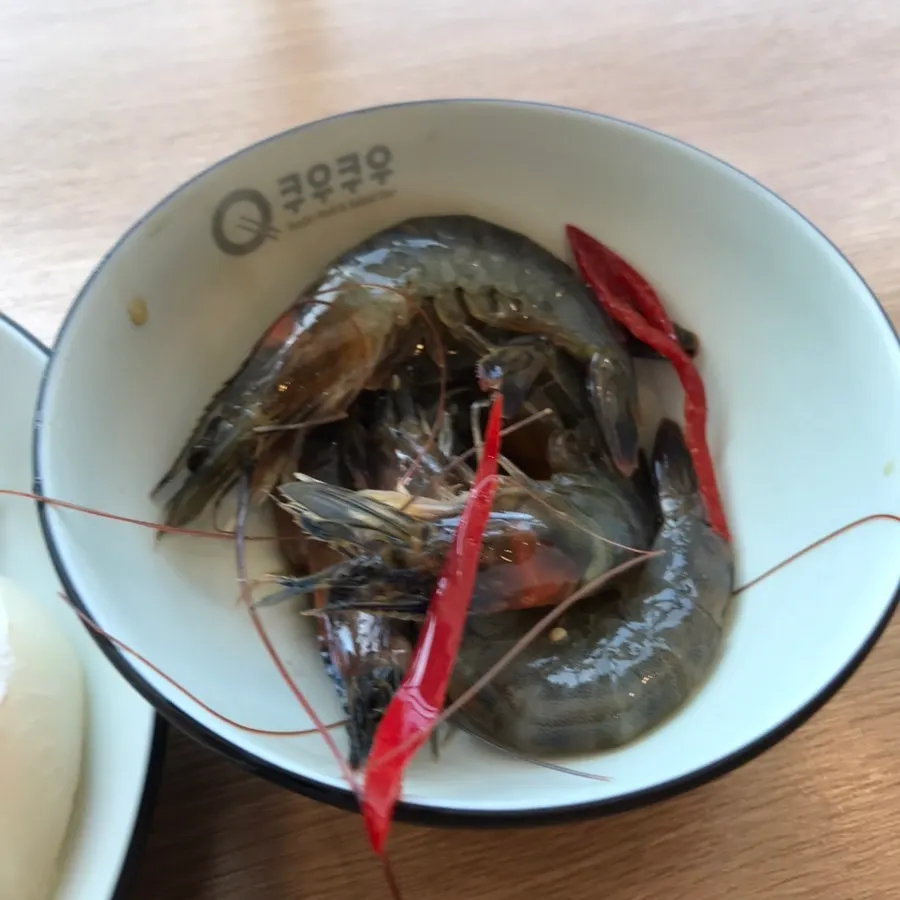 쿠우쿠우 노원점 초밥과 롤을 담은 접시