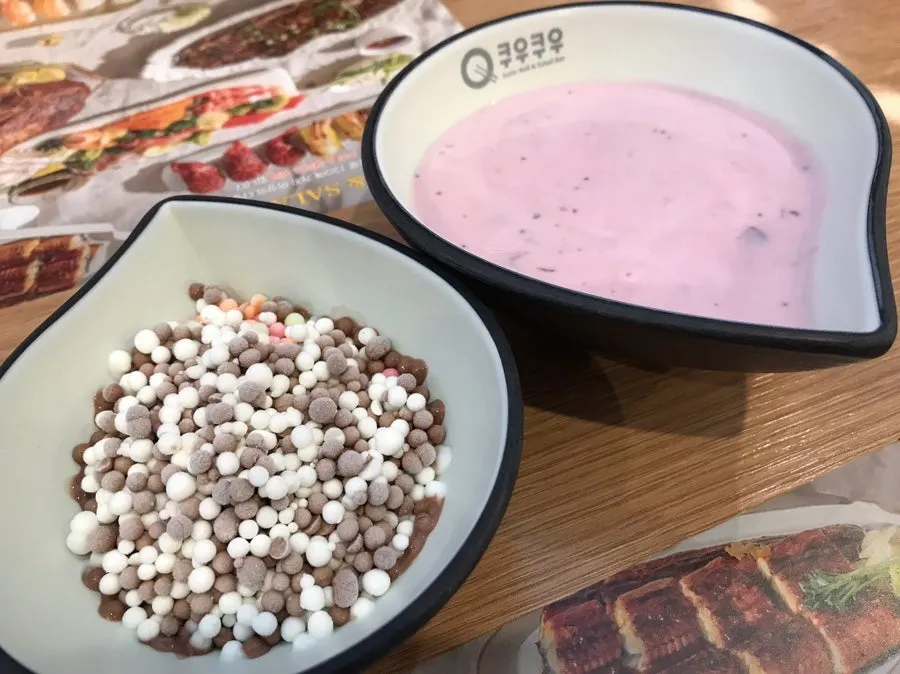 디저트 코너에서 담아온 후식 접시