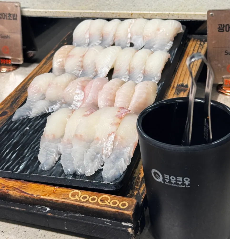 깔끔하게 정돈된 초밥 코너