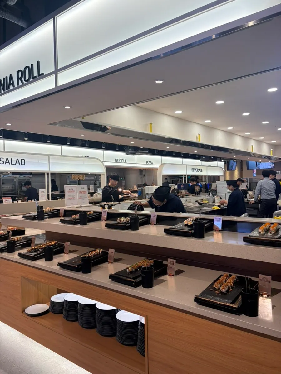 The food corner at Kuu Kuu Nowon Branch as seen right after entering