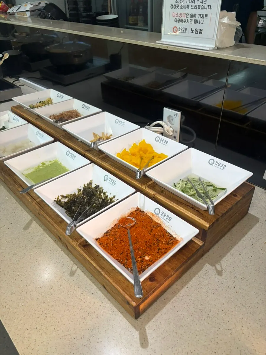Made-to-order corner preparing jjajangmyeon, jjamppong, and udon