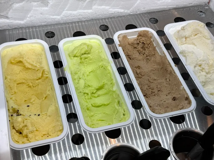 Marble ice cream and chocolate fondue