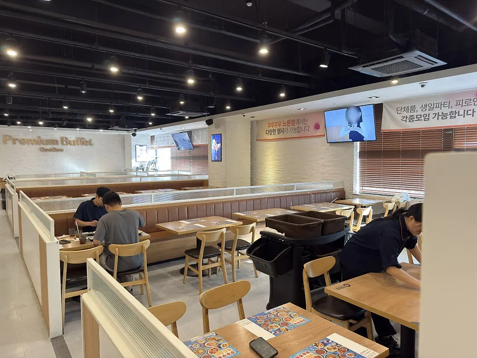 4인테이블이 늘어선 쿠우쿠우 노원점 매장 내부