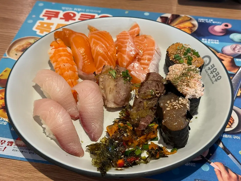 초장맛과 치즈맛 석화를 담은 접시