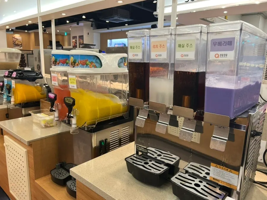 다양한 종류의 캘리포니아 롤이 진열된 코너