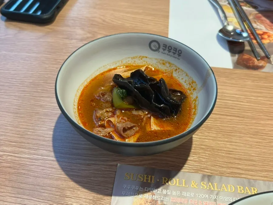 양갈비와 훈제오리, 쫄면을 담은 접시