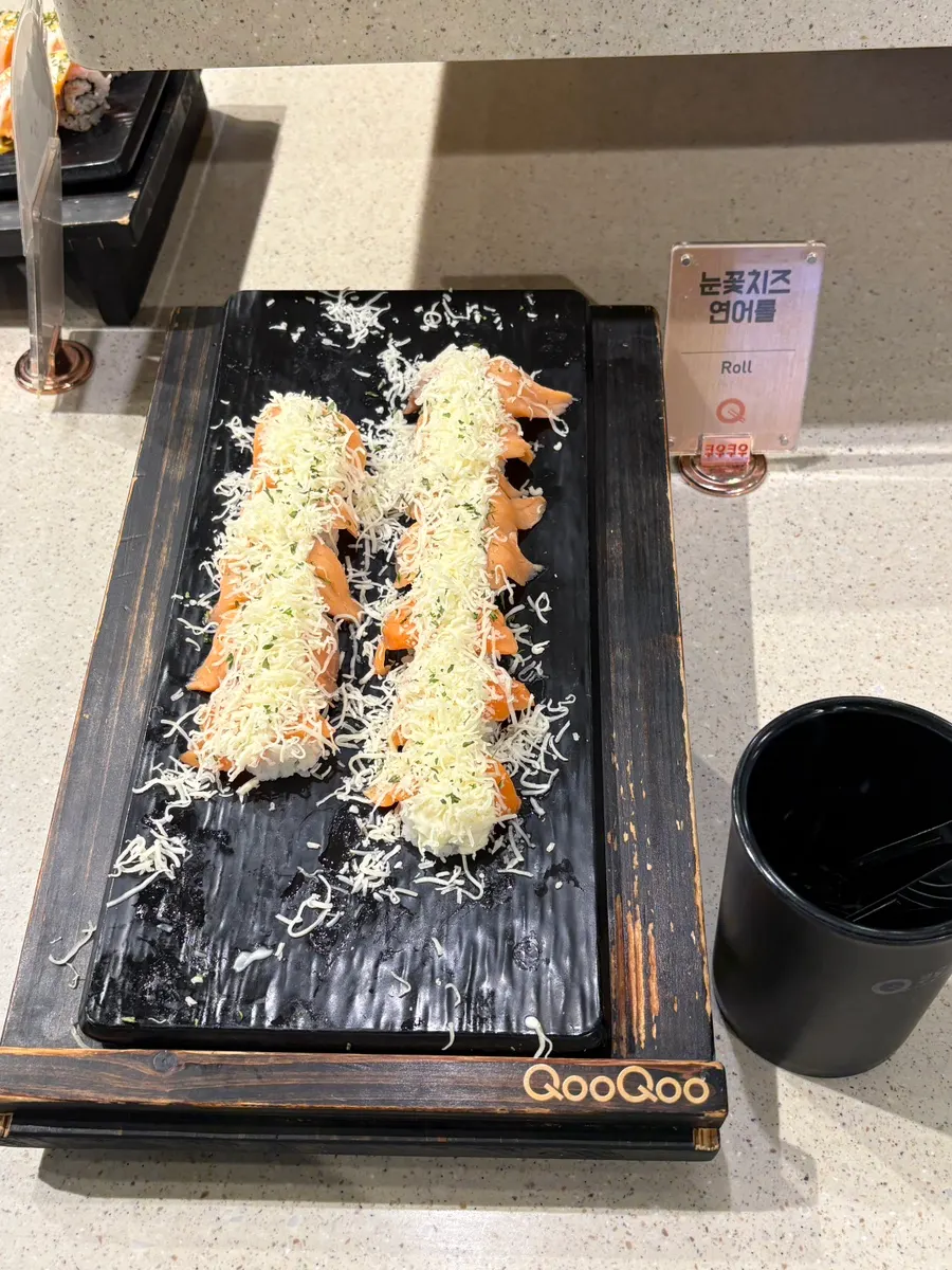 다양한 초밥이 올려진 뷔페 접시