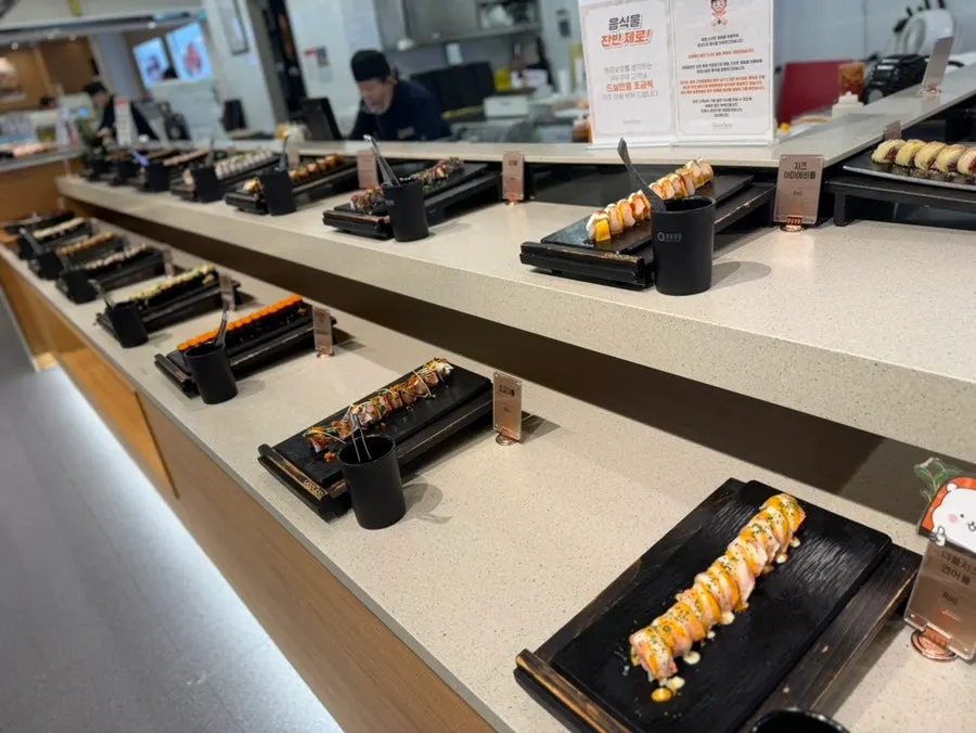 Display case with salmon and tuna sushi